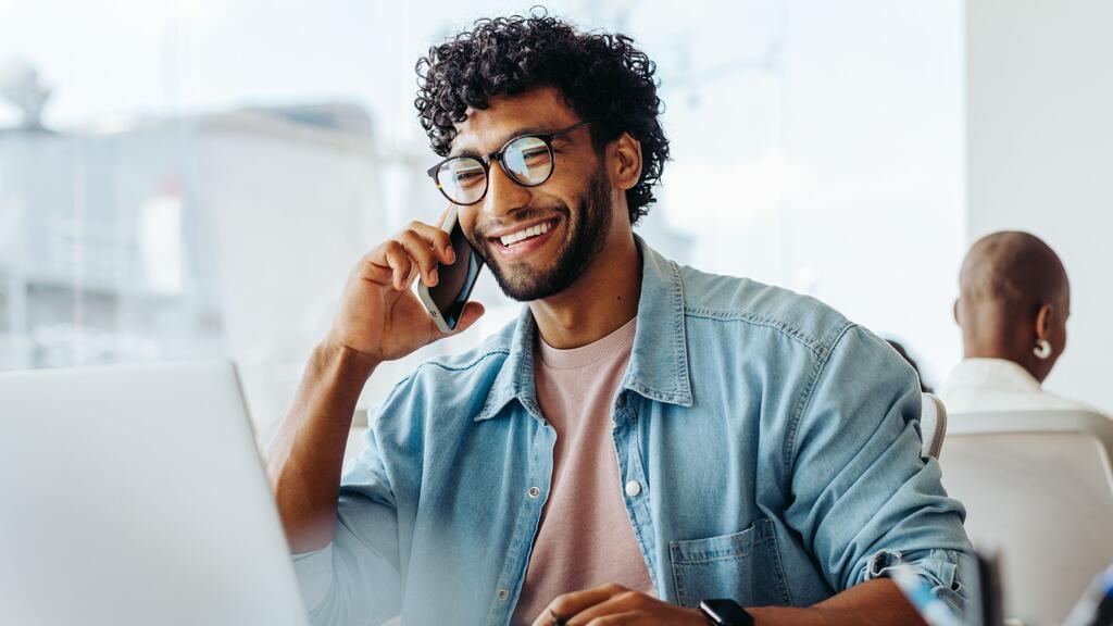 How to Stop Glasses Glare on Video Calls and in Photos: Lighting, Angles and Lenses